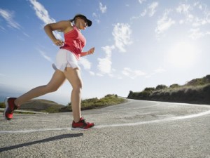 una-mujer-práctica-el-correr-uno-de-los-5-mejores-deportes-para-perder-rápido